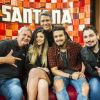 Luan Santana posou com a família no programa 'Tamanho Família' deste domingo, 23 de abril de 2017