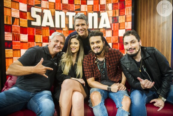 Luan Santana posou com a família no programa 'Tamanho Família' deste domingo, 23 de abril de 2017