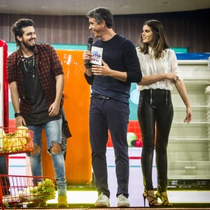 Luan Santana mostrou sintonia com Camila Queiroz no palco do 'Tamanho Família'