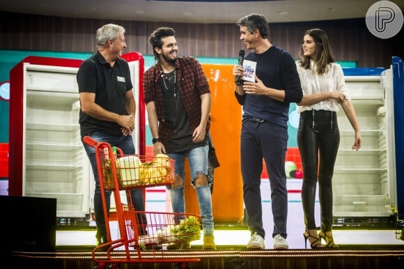 Luan Santana mostrou sintonia com Camila Queiroz no palco do 'Tamanho Família'