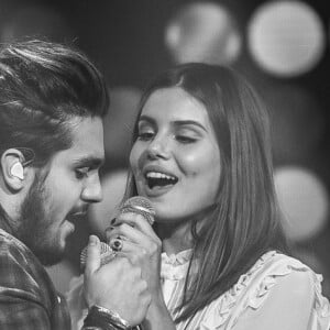 Luan Santana e Camila Queiroz cantaram 'Amor de Interior' no 'Tamanho Família'