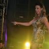 Vina Calmon estreia como vocalista da banda Cheiro de Amor com look de R$ 14 mil, em camarote em Salvador, em 5 de março de 2014