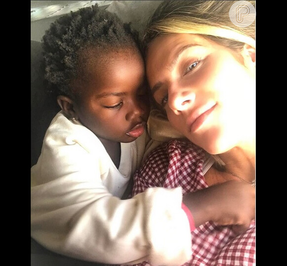 Giovanna Ewbank posa em selfie com a filha, Títi, em 23 de abril de 2017