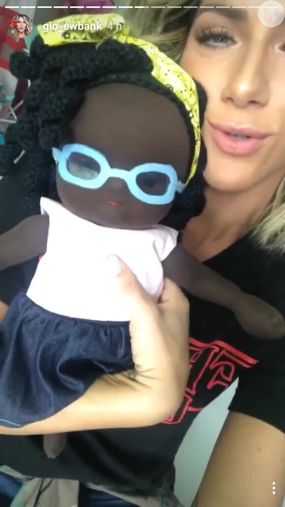 Giovanna Ewbank se emocionou com boneca em homenagem a Títi