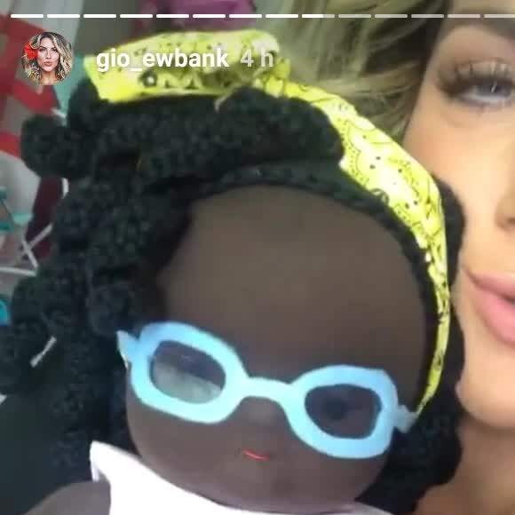 Giovanna Ewbank se emocionou com boneca em homenagem a Títi
