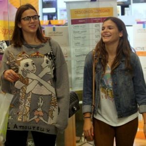 Bruna Marquezine passeia por shopping ao lado da irmã, Luana Marquezine, em Rio de Janeiro, em 23 de abril de 2017