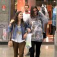 Bruna Marquezine e Luana Marquezine passearam de braços dados pelo shopping