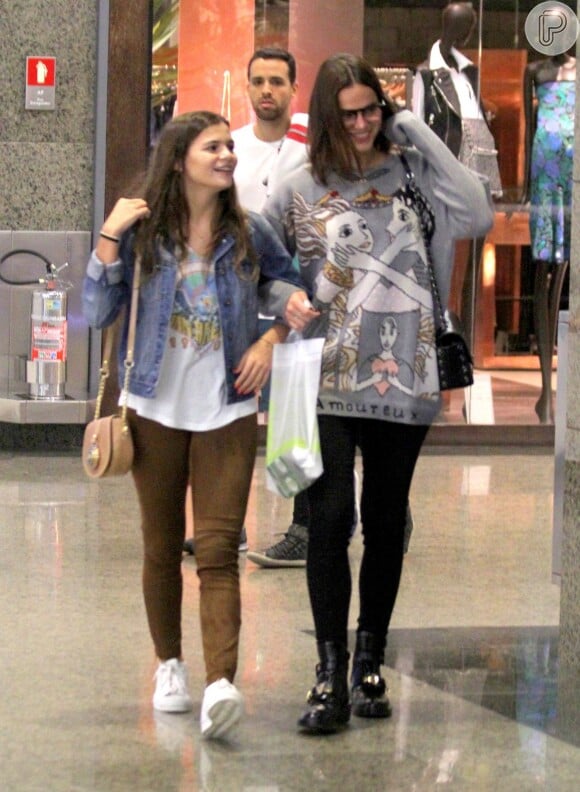 Bruna Marquezine e Luana Marquezine passearam de braços dados pelo shopping