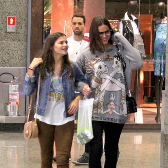 Bruna Marquezine e Luana Marquezine passearam de braços dados pelo shopping