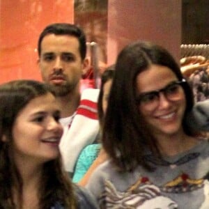 Bruna Marquezine foi fotografada ao lado da irmã, Luana Marquezine