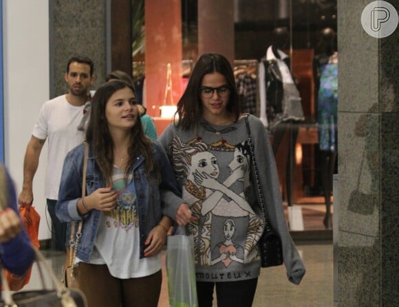 Bruna Marquezine foi fotografada passeando com Luana Marquezine no shopping