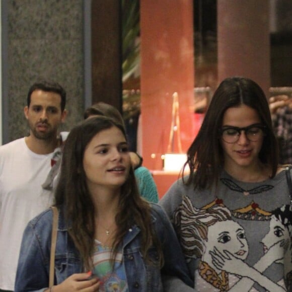 Bruna Marquezine foi fotografada passeando com Luana Marquezine no shopping