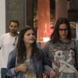 Bruna Marquezine e Luana Marquezine conversavam enquanto passeavam de braços dados pelo shopping