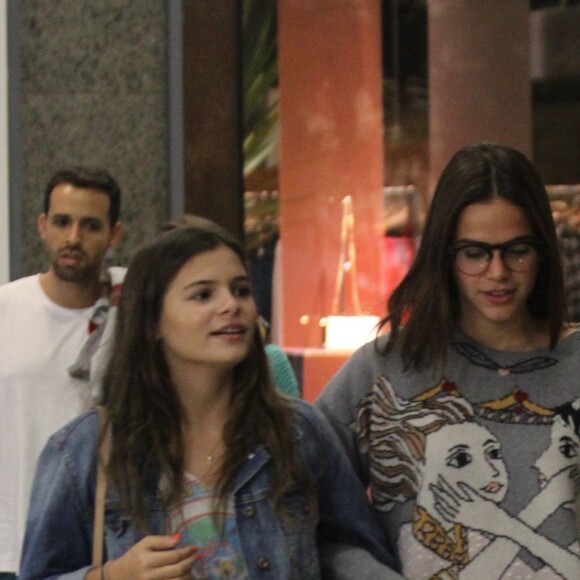 Bruna Marquezine e Luana Marquezine conversavam enquanto passeavam de braços dados pelo shopping