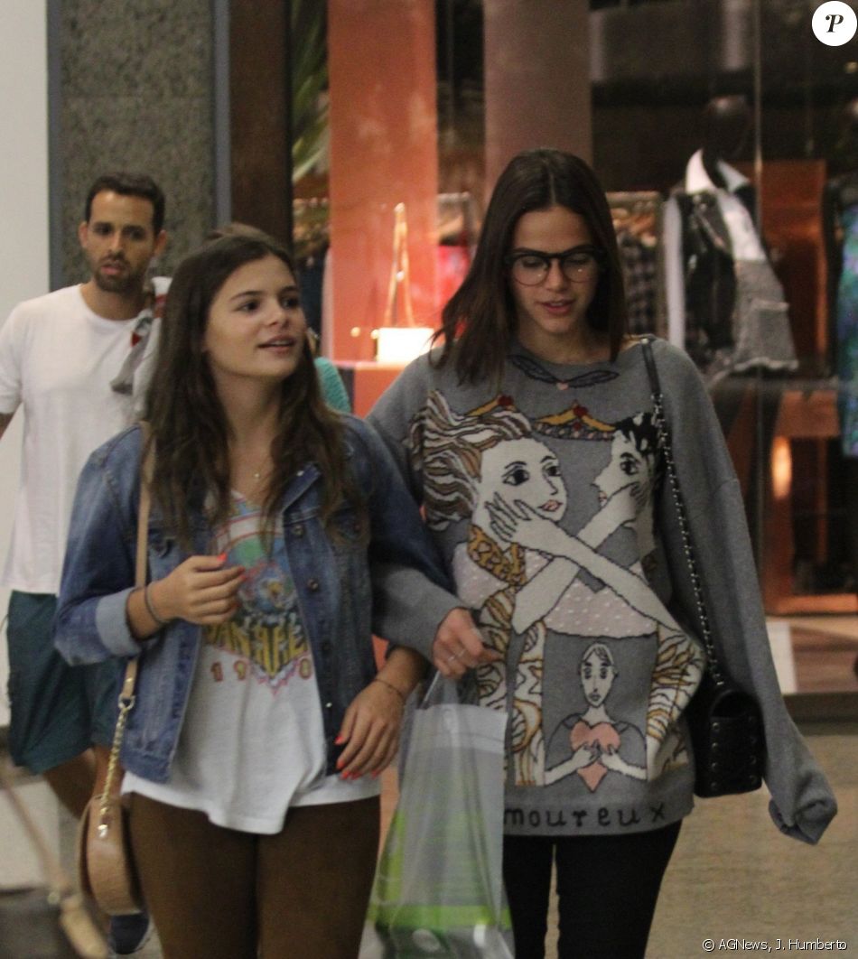 Bruna Marquezine e Luana Marquezine conversavam enquanto passeavam de