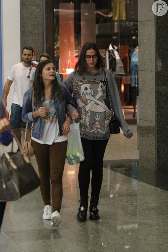 Bruna Marquezine passeia por shopping da Barra da Tijuca com Luana Marquezine