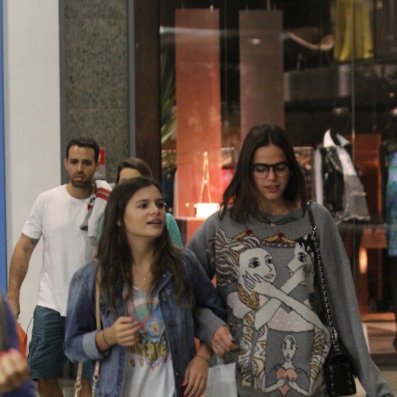 Bruna Marquezine passeia por shopping da Barra da Tijuca com Luana Marquezine