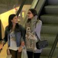 Bruna Marquezine e Luana Marquezine desceram a escada-rolante juntas e de braços dados