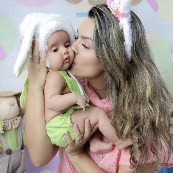 Kelly Key posta foto com Arthur e bebê chama a atenção por bochechas, em 23 de abril de 2017