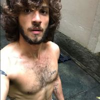Chay Suede posta foto sem camisa após manhã de exercícios: 'Suada na laje'