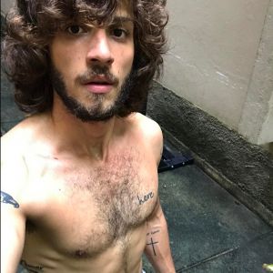 Chay Suede postou foto sem camisa após fazer exercícios na manhã desta segunda-feira, 24 de abril de 2017: 'Aquela velha suada na laje pra começar bem a semana'