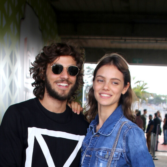 Chay Suede e Laura Neiva curtiram juntos o festival Lollapalooza, em São Paulo, em 25 de março de 2017