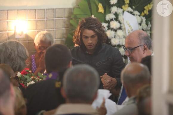 Pablo Morais foi ao velório de Jerry Adriani no Cemitério do Caju, no Rio de Janeiro, nesta segunda-feira, 24 de abril de 2017