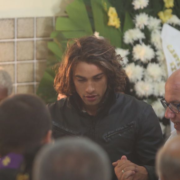 Pablo Morais foi ao velório de Jerry Adriani no Cemitério do Caju, no Rio de Janeiro, nesta segunda-feira, 24 de abril de 2017