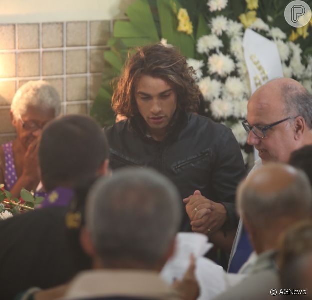 Pablo Morais foi ao velório de Jerry Adriani no Cemitério do Caju, no Rio de Janeiro, nesta segunda-feira, 24 de abril de 2017