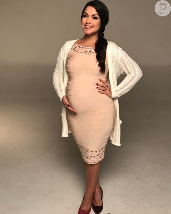 Aos 6 meses de gravidez, Thais opta por looks justinhos: 'Agora eu estou usando uns vestidos mais coladinhos no corpo, valorizando o barrigão mesmo'