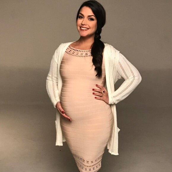 Aos 6 meses de gravidez, Thais opta por looks justinhos: 'Agora eu estou usando uns vestidos mais coladinhos no corpo, valorizando o barrigão mesmo'