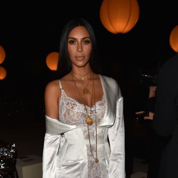 Diversos internautas criticaram o corpo e apontaram celulites nas pernas e no bumbum de Kim Kardashian