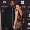 Kim Kardashian ignorou as criticas e voltou a posar com o biquíni da grife Dior nas redes sociais
