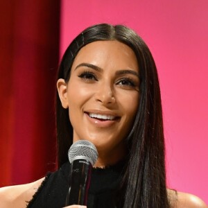 Alguns internautas, afirmaram que o corpo de Kim Kardashian 'ao vivo' é completamente diferente das imagens e selfies na qual ela publica em seus perfis das redes sociais