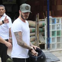 David Beckham grava comercial de moto em Ipanema e atrai atenção de curiosos
