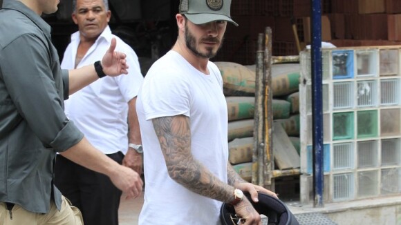 David Beckham grava comercial de moto em Ipanema e atrai atenção de curiosos
