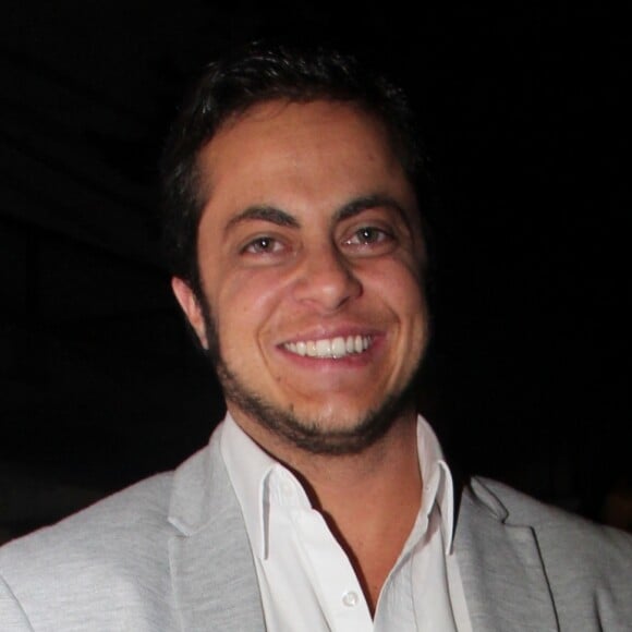 Thammy Miranda faz sua estreia no teatro com o personagem Ricardo, na peça "Trans - Terapia de relacionamentos amorosos neuróticos sexuais"