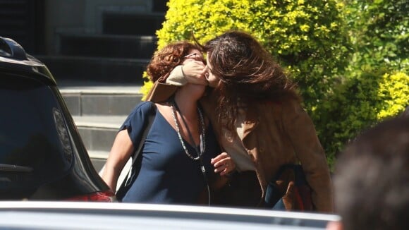 Maria Casadevall brinca ao dar falso beijo em figurinista após gravação. Fotos!