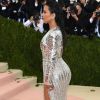 Uma blusa com decote e customizada Dolce & Gabbana e um biquíni cavado foram os eleitos de Kim Kardashian para provocar os haters