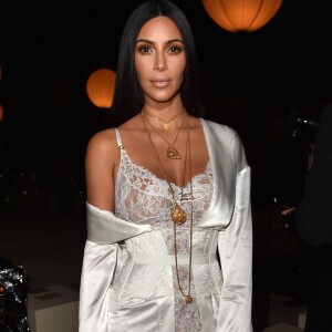 'Estou apenas sentada aqui na praia com meu corpo sem falhas', disse Kim Kardashian em vídeo após ser alvo de comentários negativos sobre sua aparência