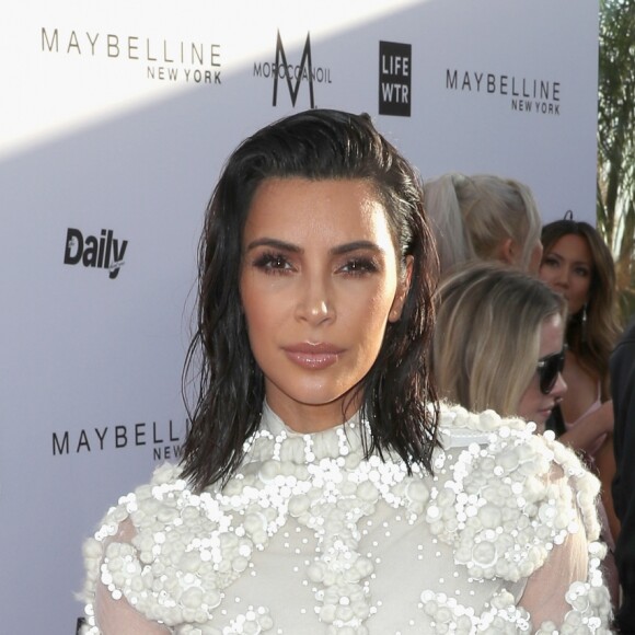 Kim Kardashian ousa looks com transparências e já postou nudes na internet