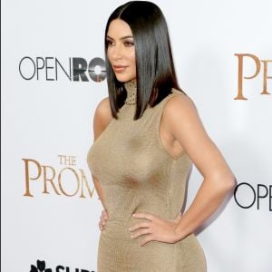 Kim Kardashian ousa em biquíni fio-dental e deixa bumbum à mostra para responder críticas ao seu corpo