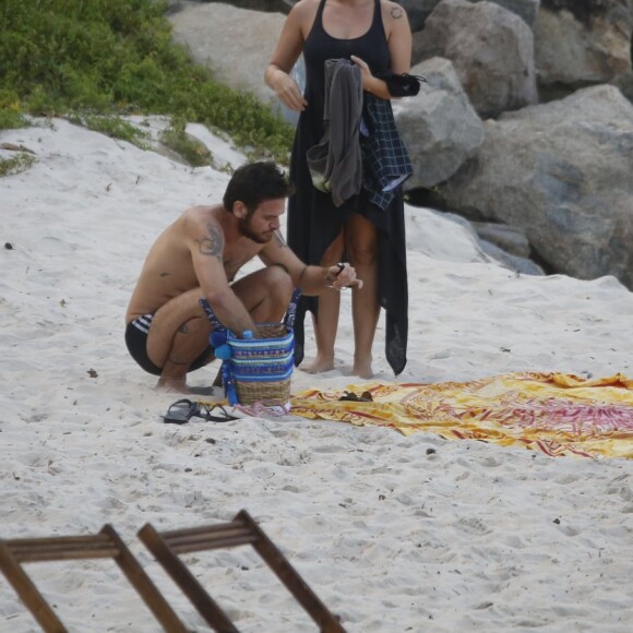 Fabíola Nascimento e Emilio Dantas vão juntos a praia no Rio de Janeiro