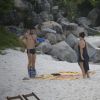 Fabíola Nascimento exibe boa forma na praia com namorado, Emilio Dantas