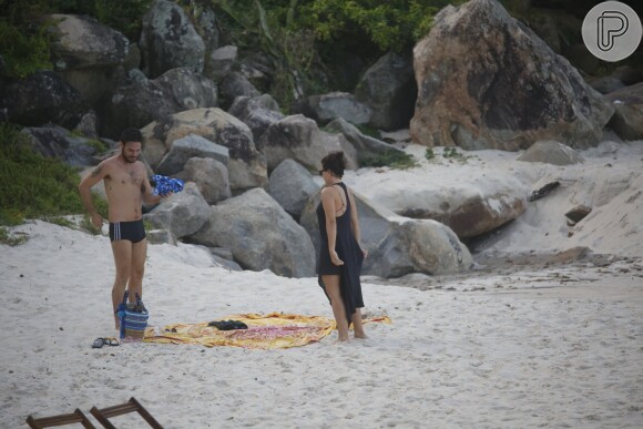Fabíola Nascimento exibe boa forma na praia com namorado, Emilio Dantas