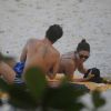 Fabíola Nascimento e Emilio Dantas se divertem na praia nesta terça (25)