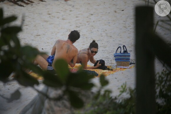 Fabíola Nascimento e Emilio Dantas se divertem na praia nesta terça (25)