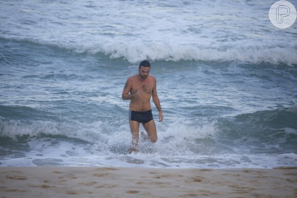 Emilio Dantas mergulha na Prainha nesta terça-feira (25)