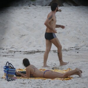 Emilio Dantas deixa a namorada, Fabiula Nascimento, e vai mergulhar