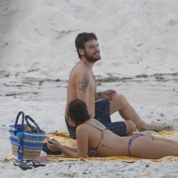 Fabíola Nascimento e Emilio Dantas conversam na Prainha